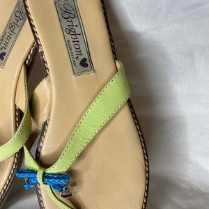 BRIGHTON - TAN SANDALS W. CHARMS 🦋